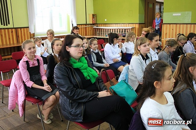 Zdjęcie w galerii na portalu naszraciborz.pl: W Borucinie młodzi artyści zaśpiewali Panu wiadomości z regionu