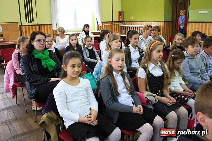 Zdjęcie w galerii na portalu naszraciborz.pl: W Borucinie młodzi artyści zaśpiewali Panu wiadomości z regionu