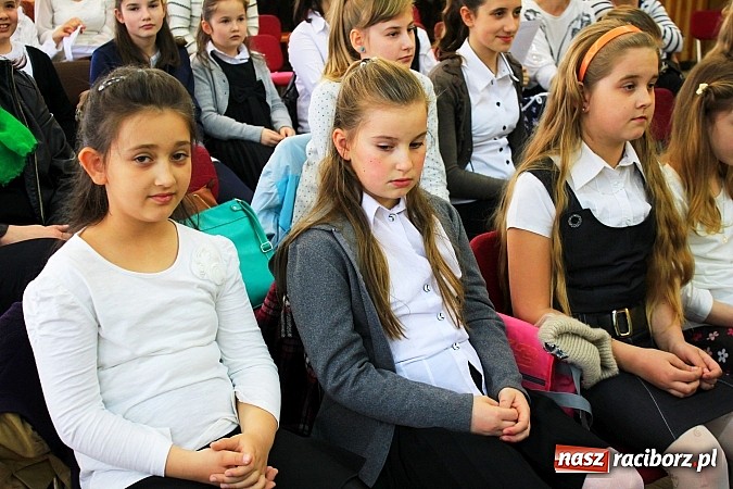 Zdjęcie w galerii na portalu naszraciborz.pl: W Borucinie młodzi artyści zaśpiewali Panu wiadomości z regionu