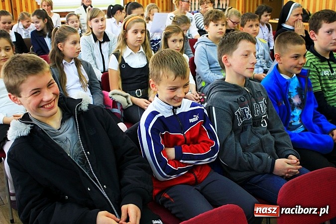 Zdjęcie w galerii na portalu naszraciborz.pl: W Borucinie młodzi artyści zaśpiewali Panu wiadomości z regionu