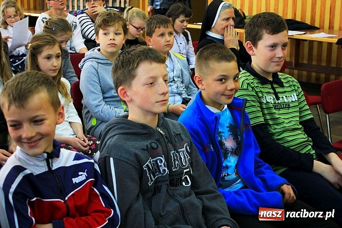 Zdjęcie w galerii na portalu naszraciborz.pl: W Borucinie młodzi artyści zaśpiewali Panu wiadomości z regionu