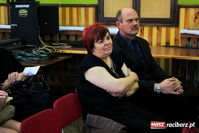 Zdjęcie w galerii na portalu naszraciborz.pl: W Borucinie młodzi artyści zaśpiewali Panu wiadomości z regionu