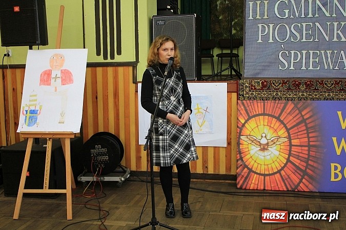 Zdjęcie w galerii na portalu naszraciborz.pl: W Borucinie młodzi artyści zaśpiewali Panu wiadomości z regionu