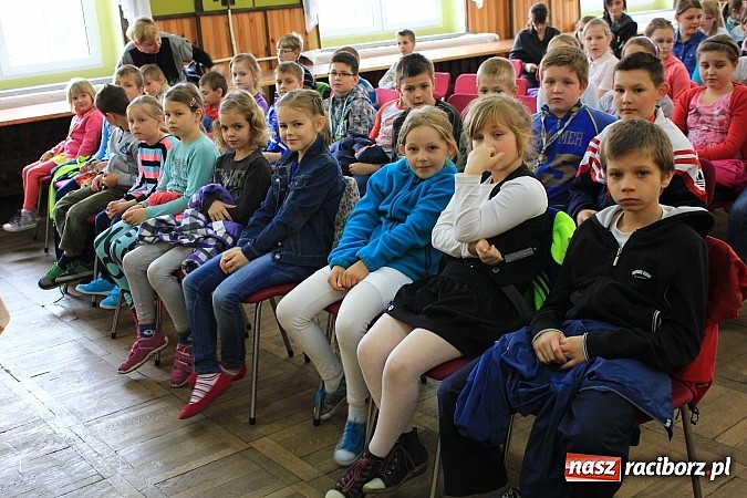 Zdjęcie w galerii na portalu naszraciborz.pl: W Borucinie młodzi artyści zaśpiewali Panu wiadomości z regionu