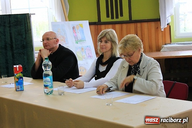 Zdjęcie w galerii na portalu naszraciborz.pl: W Borucinie młodzi artyści zaśpiewali Panu wiadomości z regionu