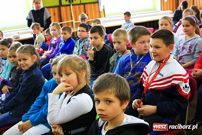 Zdjęcie w galerii na portalu naszraciborz.pl: W Borucinie młodzi artyści zaśpiewali Panu wiadomości z regionu
