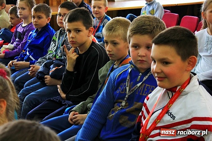 Zdjęcie w galerii na portalu naszraciborz.pl: W Borucinie młodzi artyści zaśpiewali Panu wiadomości z regionu