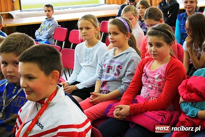 Zdjęcie w galerii na portalu naszraciborz.pl: W Borucinie młodzi artyści zaśpiewali Panu wiadomości z regionu