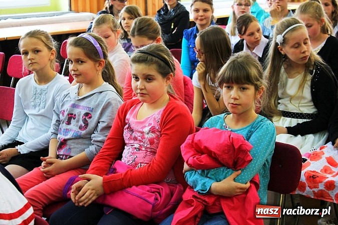 Zdjęcie w galerii na portalu naszraciborz.pl: W Borucinie młodzi artyści zaśpiewali Panu wiadomości z regionu