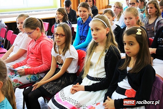 Zdjęcie w galerii na portalu naszraciborz.pl: W Borucinie młodzi artyści zaśpiewali Panu wiadomości z regionu