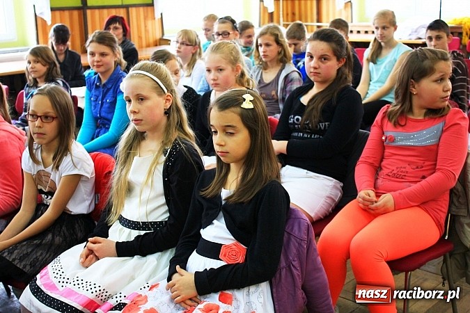 Zdjęcie w galerii na portalu naszraciborz.pl: W Borucinie młodzi artyści zaśpiewali Panu wiadomości z regionu