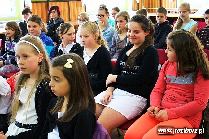 Zdjęcie w galerii na portalu naszraciborz.pl: W Borucinie młodzi artyści zaśpiewali Panu wiadomości z regionu