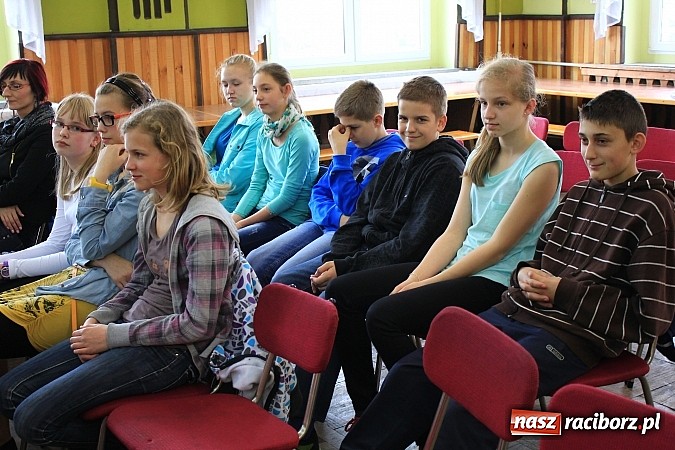 Zdjęcie w galerii na portalu naszraciborz.pl: W Borucinie młodzi artyści zaśpiewali Panu wiadomości z regionu