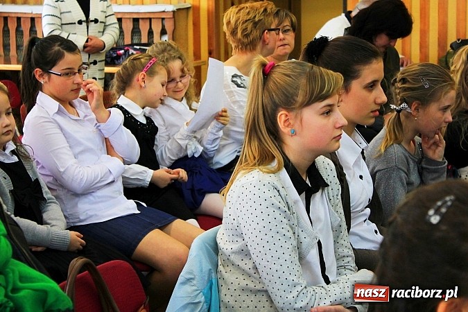 Zdjęcie w galerii na portalu naszraciborz.pl: W Borucinie młodzi artyści zaśpiewali Panu wiadomości z regionu