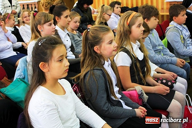 Zdjęcie w galerii na portalu naszraciborz.pl: W Borucinie młodzi artyści zaśpiewali Panu wiadomości z regionu