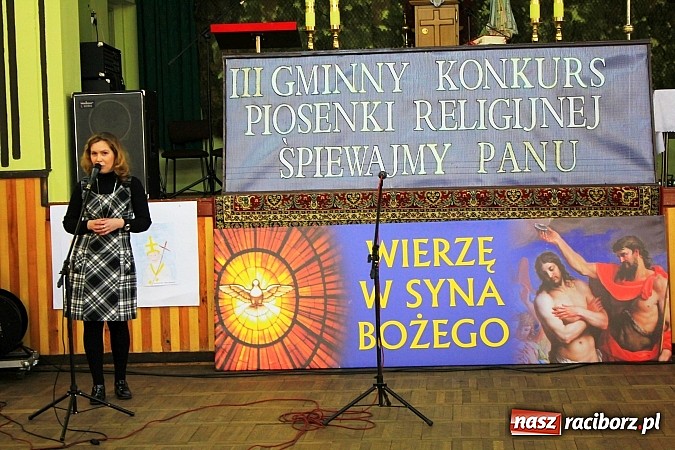 Zdjęcie w galerii na portalu naszraciborz.pl: W Borucinie młodzi artyści zaśpiewali Panu wiadomości z regionu