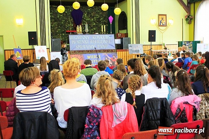 Zdjęcie w galerii na portalu naszraciborz.pl: W Borucinie młodzi artyści zaśpiewali Panu wiadomości z regionu