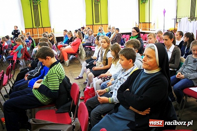 Zdjęcie w galerii na portalu naszraciborz.pl: W Borucinie młodzi artyści zaśpiewali Panu wiadomości z regionu