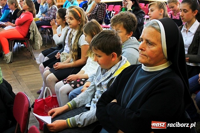 Zdjęcie w galerii na portalu naszraciborz.pl: W Borucinie młodzi artyści zaśpiewali Panu wiadomości z regionu