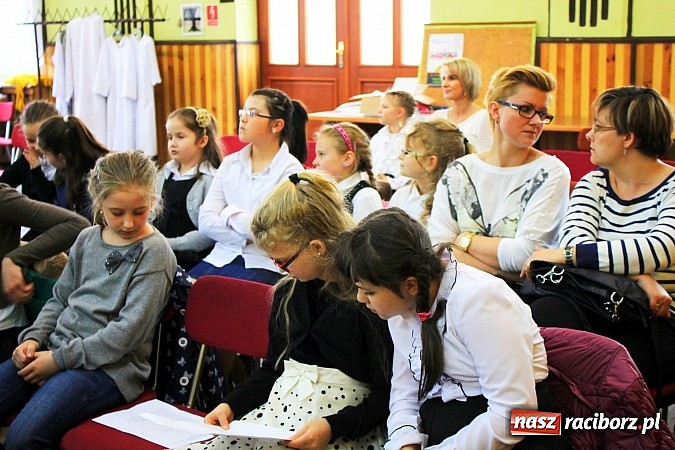 Zdjęcie w galerii na portalu naszraciborz.pl: W Borucinie młodzi artyści zaśpiewali Panu wiadomości z regionu