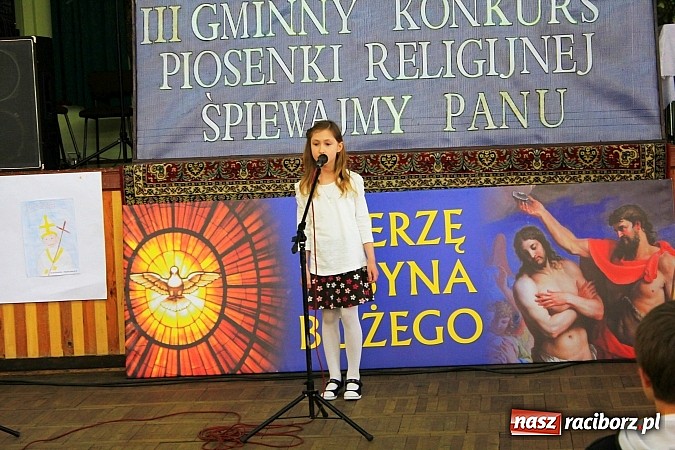 Zdjęcie w galerii na portalu naszraciborz.pl: W Borucinie młodzi artyści zaśpiewali Panu wiadomości z regionu