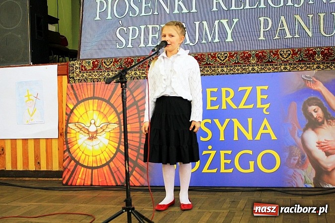 Zdjęcie w galerii na portalu naszraciborz.pl: W Borucinie młodzi artyści zaśpiewali Panu wiadomości z regionu