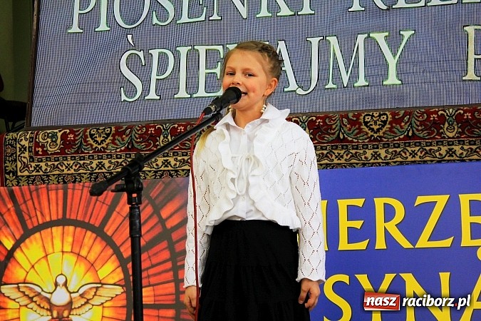 Zdjęcie w galerii na portalu naszraciborz.pl: W Borucinie młodzi artyści zaśpiewali Panu wiadomości z regionu