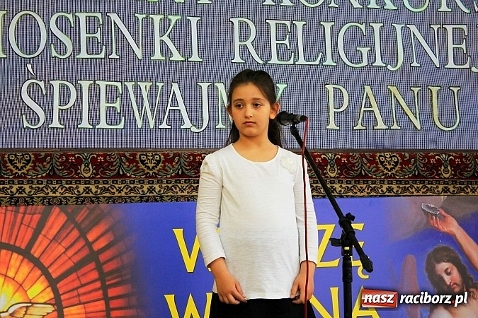 Zdjęcie w galerii na portalu naszraciborz.pl: W Borucinie młodzi artyści zaśpiewali Panu wiadomości z regionu