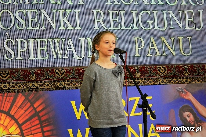 Zdjęcie w galerii na portalu naszraciborz.pl: W Borucinie młodzi artyści zaśpiewali Panu wiadomości z regionu