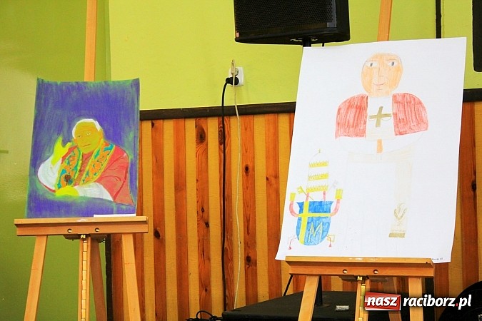 Zdjęcie w galerii na portalu naszraciborz.pl: W Borucinie młodzi artyści zaśpiewali Panu wiadomości z regionu