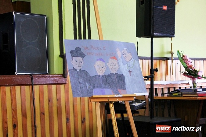 Zdjęcie w galerii na portalu naszraciborz.pl: W Borucinie młodzi artyści zaśpiewali Panu wiadomości z regionu