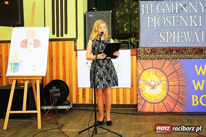 Zdjęcie w galerii na portalu naszraciborz.pl: W Borucinie młodzi artyści zaśpiewali Panu wiadomości z regionu