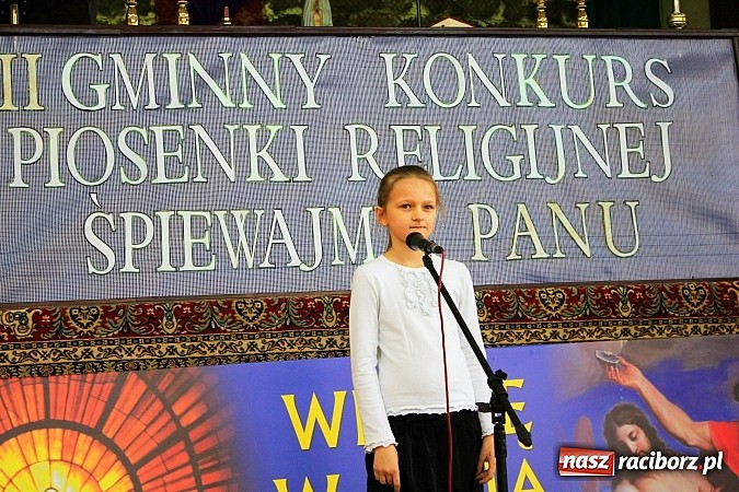Zdjęcie w galerii na portalu naszraciborz.pl: W Borucinie młodzi artyści zaśpiewali Panu wiadomości z regionu