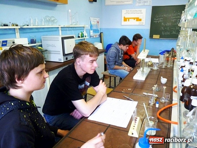 Zdjęcie w galerii na portalu naszraciborz.pl: Gimnazjaliści z Nędzy w laboratoriach raciborskiego ZSZ wiadomości z regionu