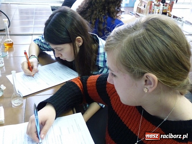 Zdjęcie w galerii na portalu naszraciborz.pl: Gimnazjaliści z Nędzy w laboratoriach raciborskiego ZSZ wiadomości z regionu