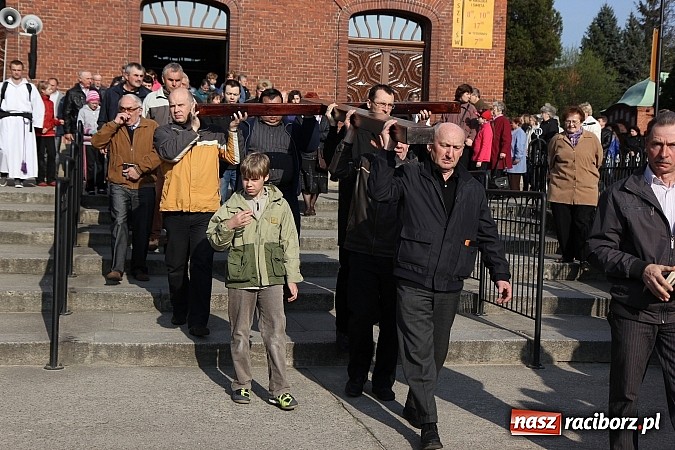 Zdjęcie w galerii na portalu naszraciborz.pl: Droga Krzyżowa ulicami Brzezia wiadomości z regionu