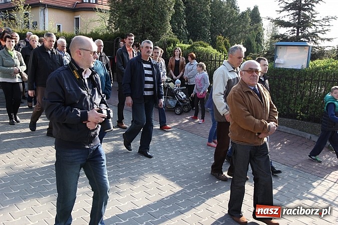Zdjęcie w galerii na portalu naszraciborz.pl: Droga Krzyżowa ulicami Brzezia wiadomości z regionu