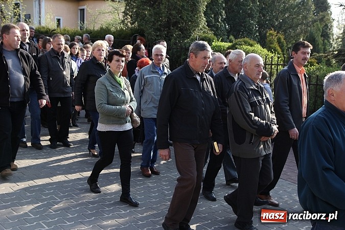 Zdjęcie w galerii na portalu naszraciborz.pl: Droga Krzyżowa ulicami Brzezia wiadomości z regionu