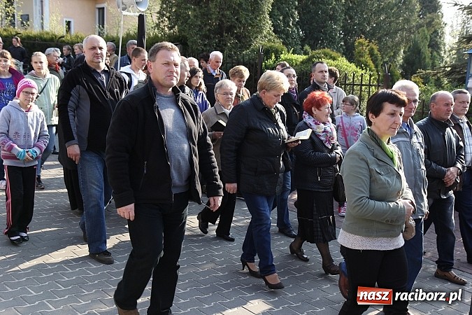 Zdjęcie w galerii na portalu naszraciborz.pl: Droga Krzyżowa ulicami Brzezia wiadomości z regionu