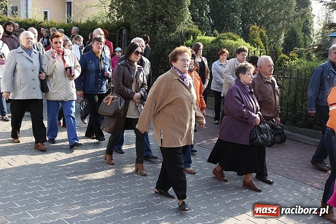Zdjęcie w galerii na portalu naszraciborz.pl: Droga Krzyżowa ulicami Brzezia wiadomości z regionu