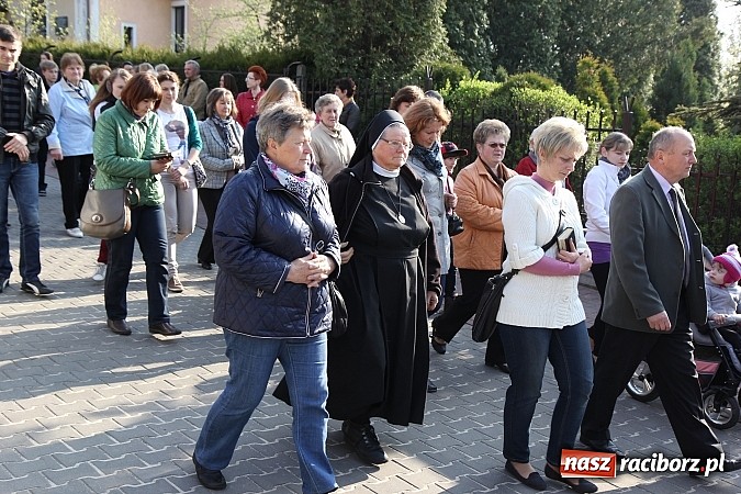 Zdjęcie w galerii na portalu naszraciborz.pl: Droga Krzyżowa ulicami Brzezia wiadomości z regionu