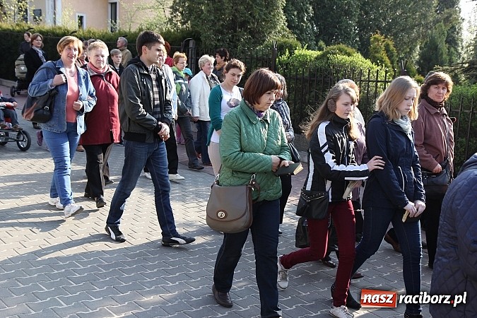 Zdjęcie w galerii na portalu naszraciborz.pl: Droga Krzyżowa ulicami Brzezia wiadomości z regionu