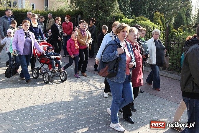 Zdjęcie w galerii na portalu naszraciborz.pl: Droga Krzyżowa ulicami Brzezia wiadomości z regionu