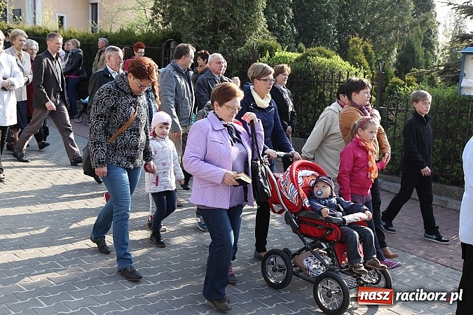 Zdjęcie w galerii na portalu naszraciborz.pl: Droga Krzyżowa ulicami Brzezia wiadomości z regionu