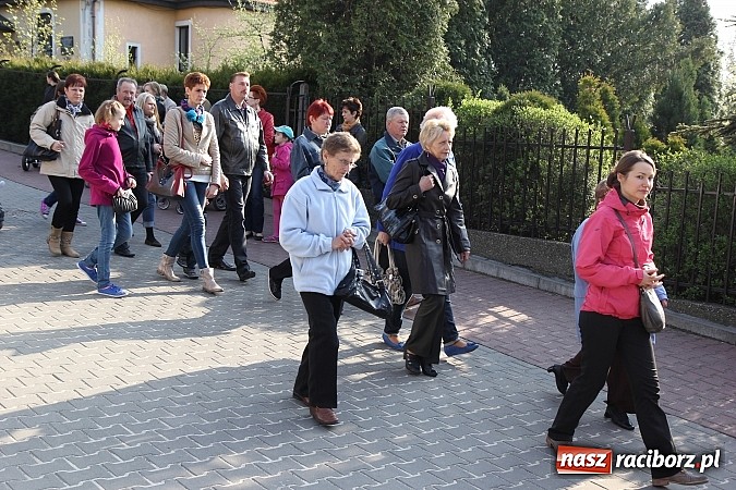 Zdjęcie w galerii na portalu naszraciborz.pl: Droga Krzyżowa ulicami Brzezia wiadomości z regionu