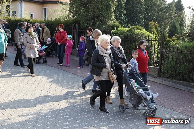 Zdjęcie w galerii na portalu naszraciborz.pl: Droga Krzyżowa ulicami Brzezia wiadomości z regionu