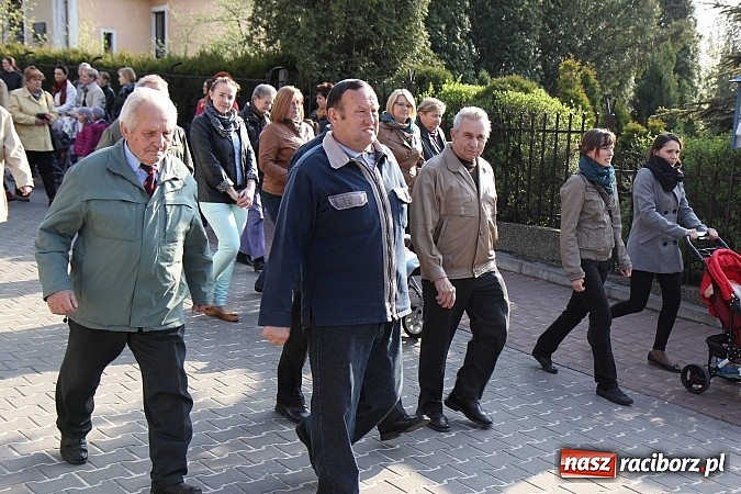 Zdjęcie w galerii na portalu naszraciborz.pl: Droga Krzyżowa ulicami Brzezia wiadomości z regionu