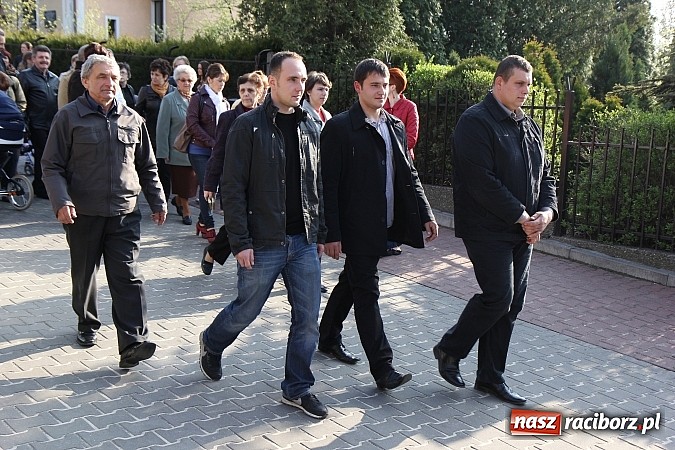 Zdjęcie w galerii na portalu naszraciborz.pl: Droga Krzyżowa ulicami Brzezia wiadomości z regionu