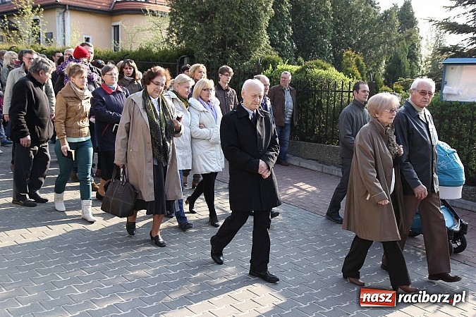 Zdjęcie w galerii na portalu naszraciborz.pl: Droga Krzyżowa ulicami Brzezia wiadomości z regionu