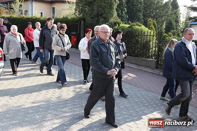 Zdjęcie w galerii na portalu naszraciborz.pl: Droga Krzyżowa ulicami Brzezia wiadomości z regionu